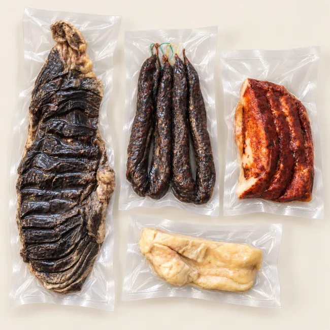 Мясные продукты в отдельных прозрачных упаковках.
